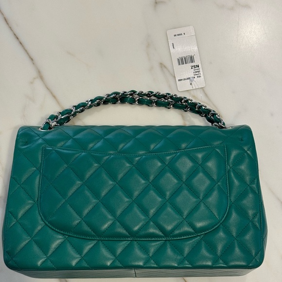 Brand new Chanel Green double-flap handbag - Picture 2 of 5